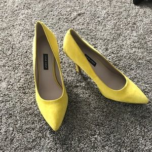 Nine West heels yellow new never worn